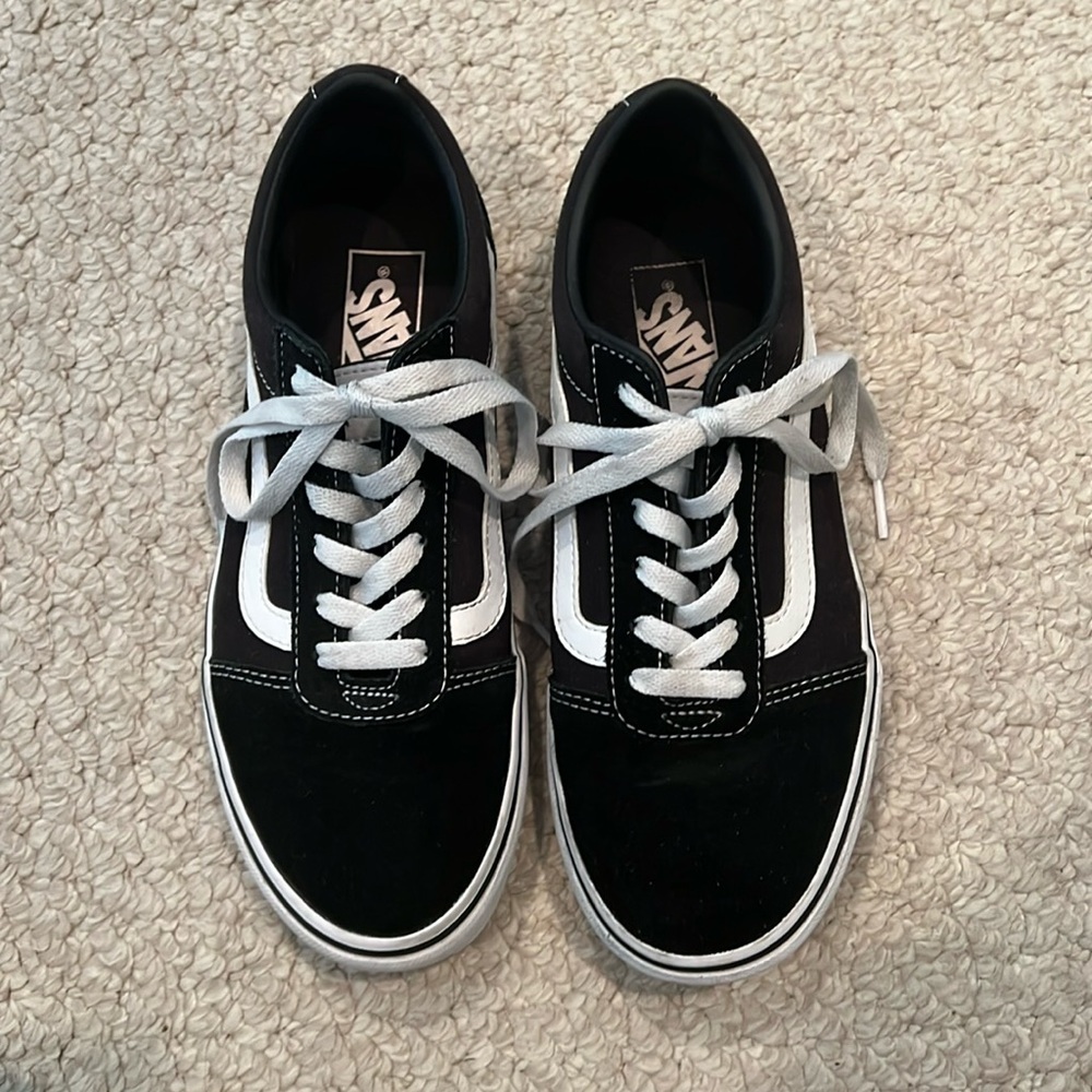 Vans Women’s 8.5 Black + White Casual Old Skool Low Top Lace Up Sneakers